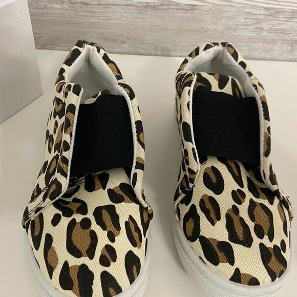NEW Girls Leopard Slip On Sneakers YOUTH - Picture 2 of 6